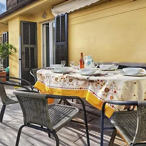Apartment Rosy's House Un Attico A Due Passi Dall'acquario Parking Free, Genoa